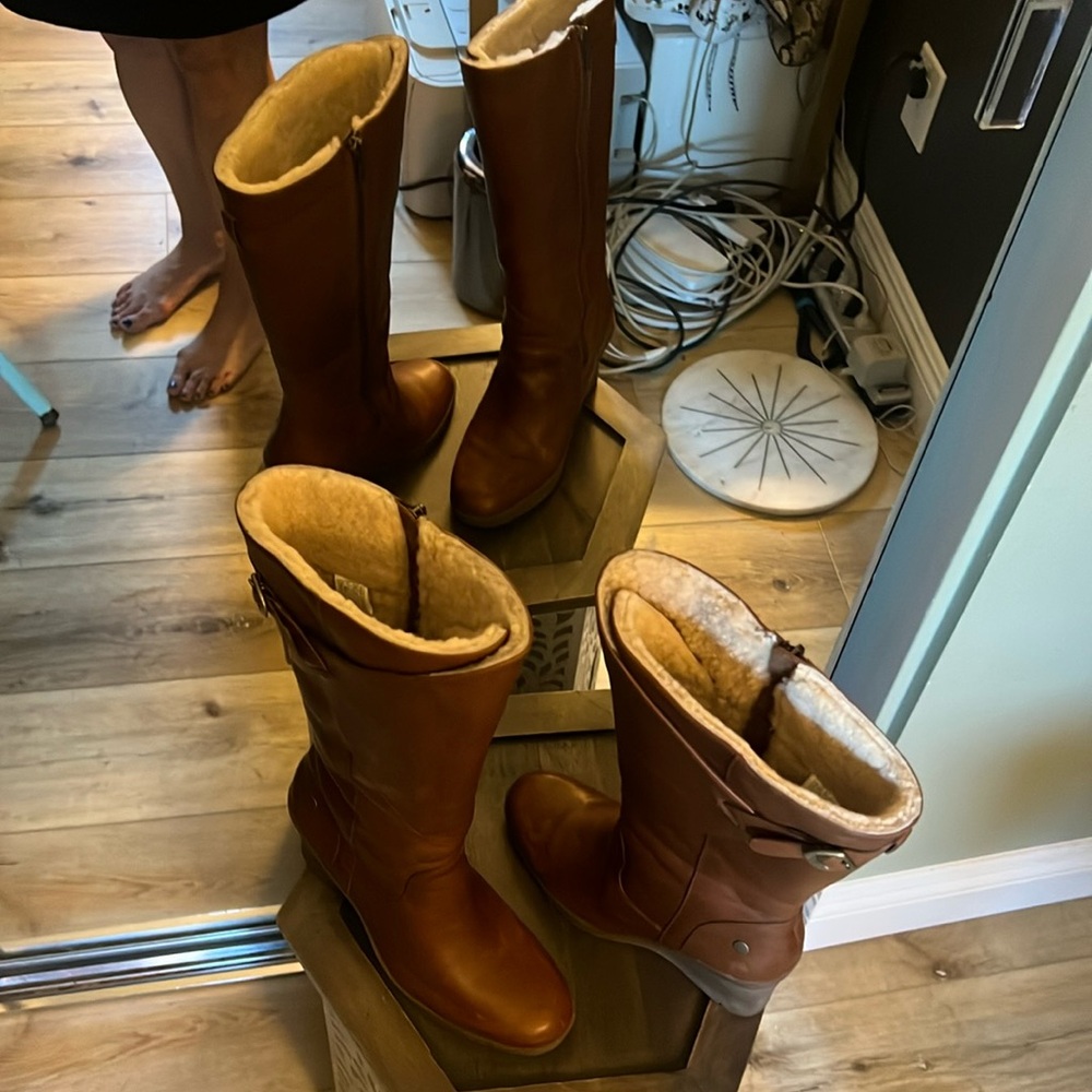 🛑 1 hour sale. UGG, size 7, Corinth Wedge leather & shearling Boots, EUC - Picture 7 of 16